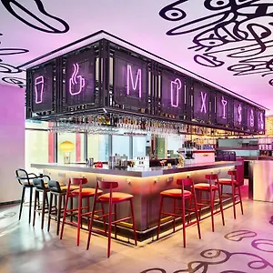 Отель Moxy Myeongdong, Сеул